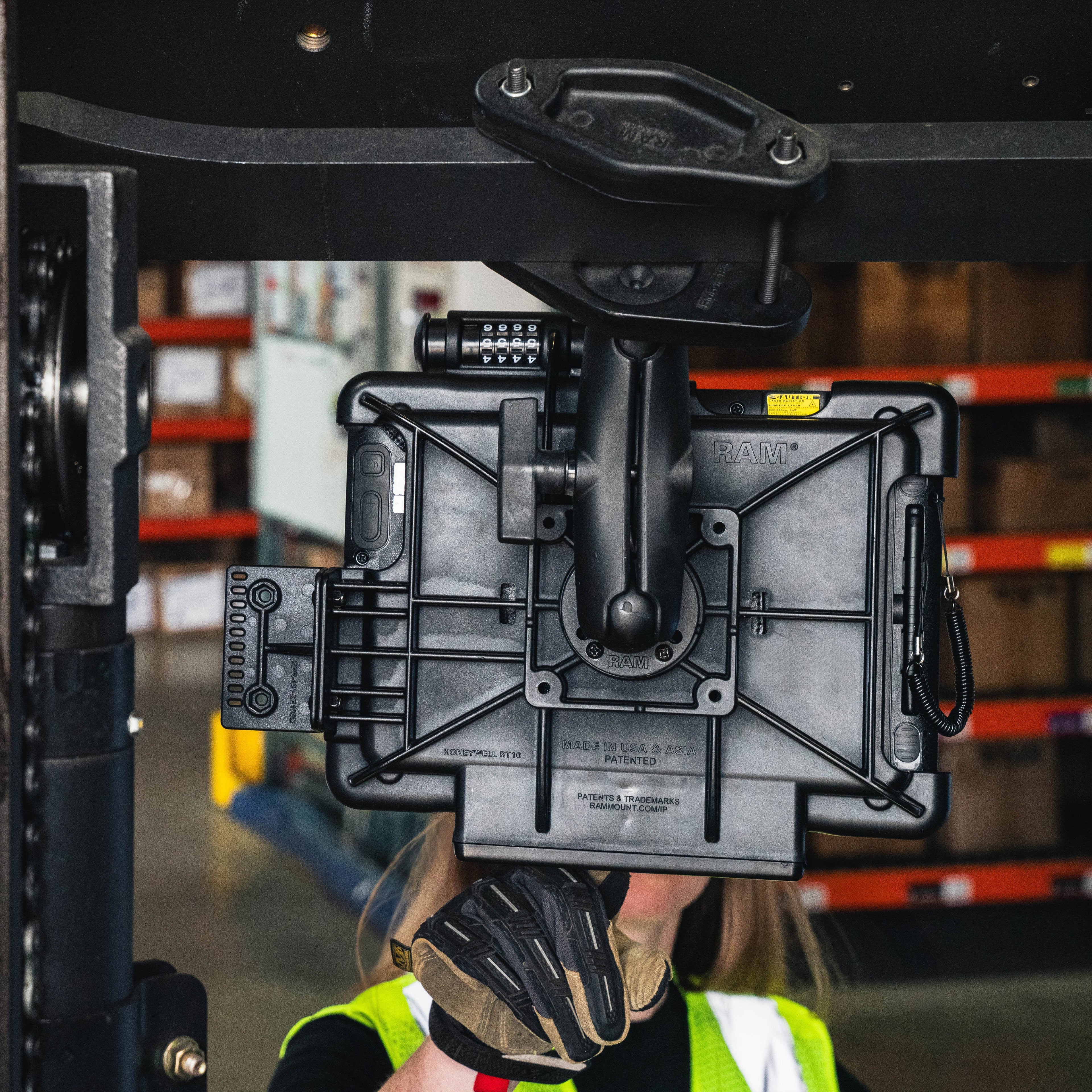 RAM-247U-4:RAM-247U-4_1:RAM® Square Post Clamp Base for Posts up to 4" Wide - C Size