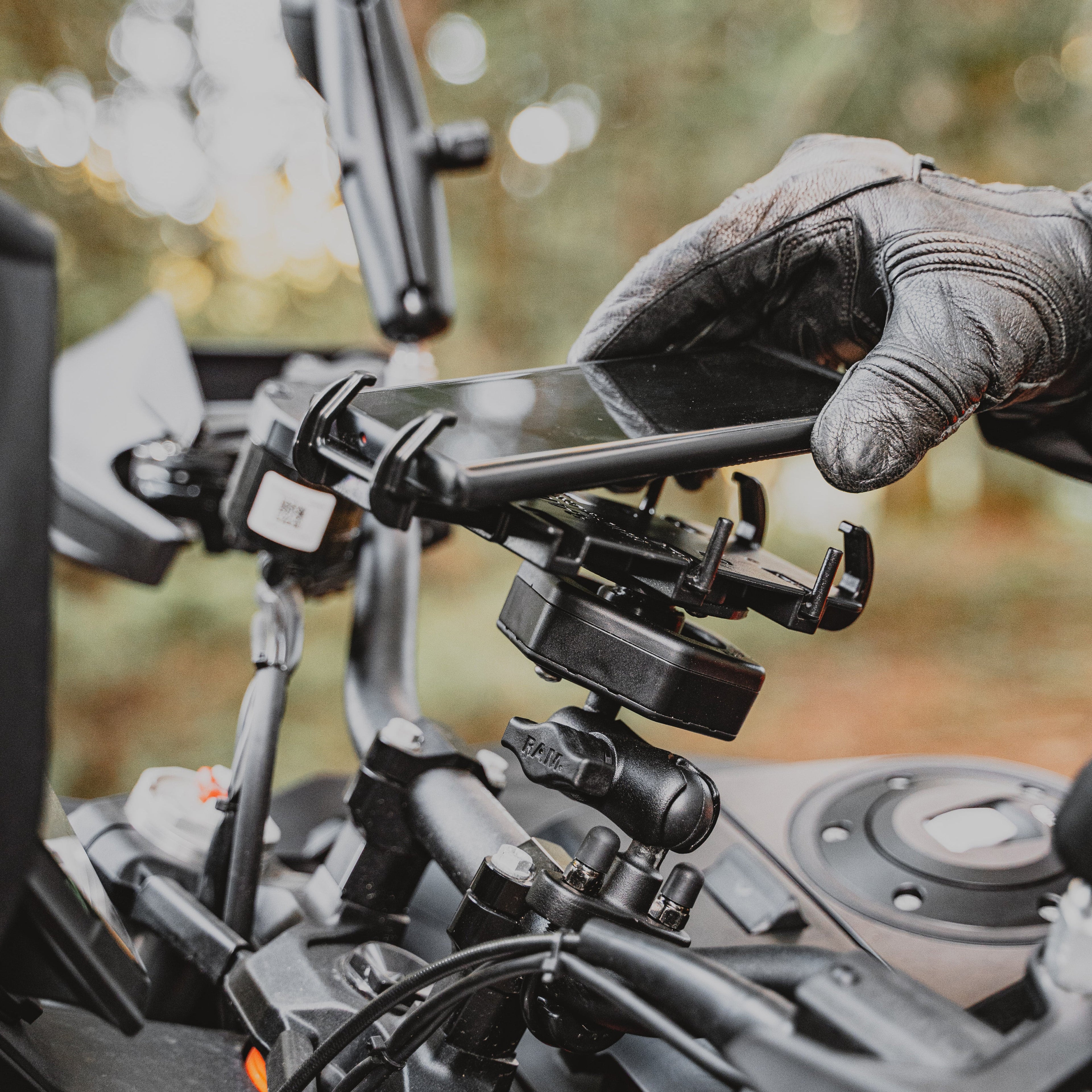 RAM-B-149Z-A-PD4-462:RAM-B-149Z-A-PD4-462_1:RAM® Quick-Grip™ XL Phone Mount with Vibe-Safe™ & U-Bolt Base - Short