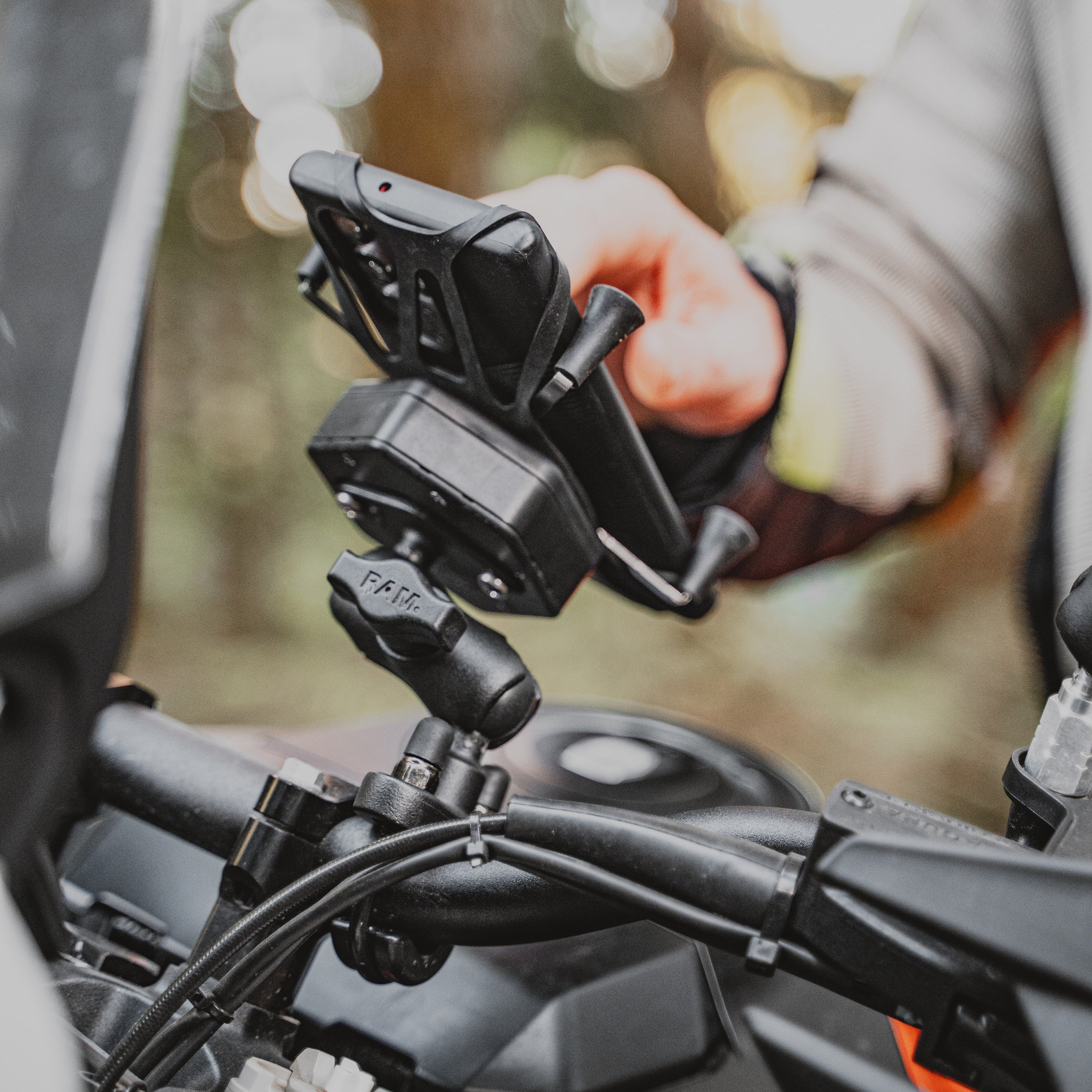 RAM-B-149Z-A-UN10-462:RAM-B-149Z-A-UN10-462_1:RAM® X-Grip® Large Phone Mount with Vibe-Safe™ & U-Bolt Base - Short