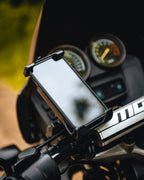RAM-B-149Z-A-UN14W-V7M-1:RAM-B-149Z-A-UN14W-V7M-1_1:RAM® Quick-Grip™ 15W Waterproof Wireless Charging Handlebar Mount