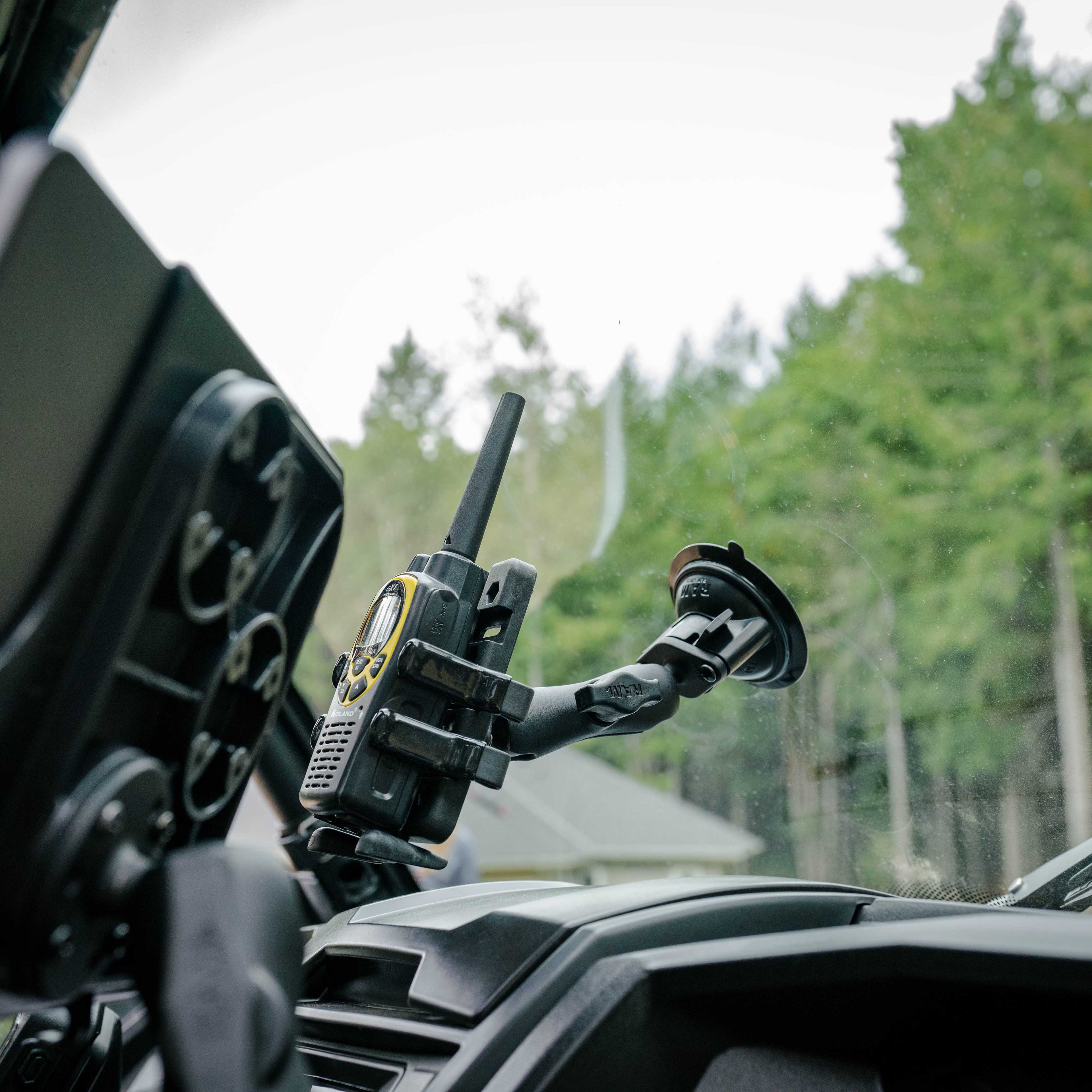 RAM-B-166-UN4U:RAM-B-166-UN4U_1:RAM® Finger-Grip™ Universal Mount with RAM® Twist-Lock™ Suction Cup Base