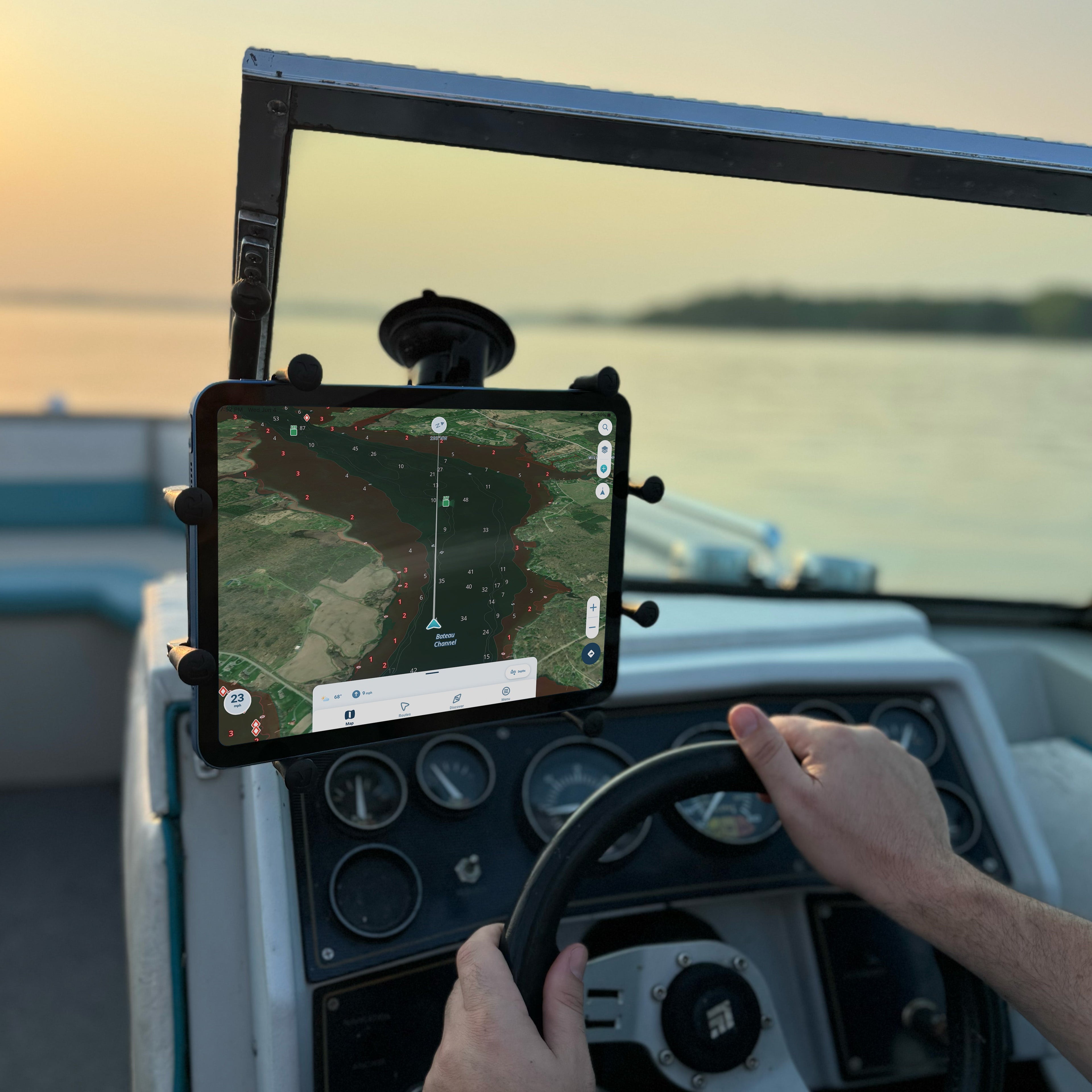RAM-B-166-UN9U:RAM-B-166-UN9U_1:RAM® X-Grip® with RAM® Twist-Lock™ Suction Cup Mount for 9"-11" Tablets