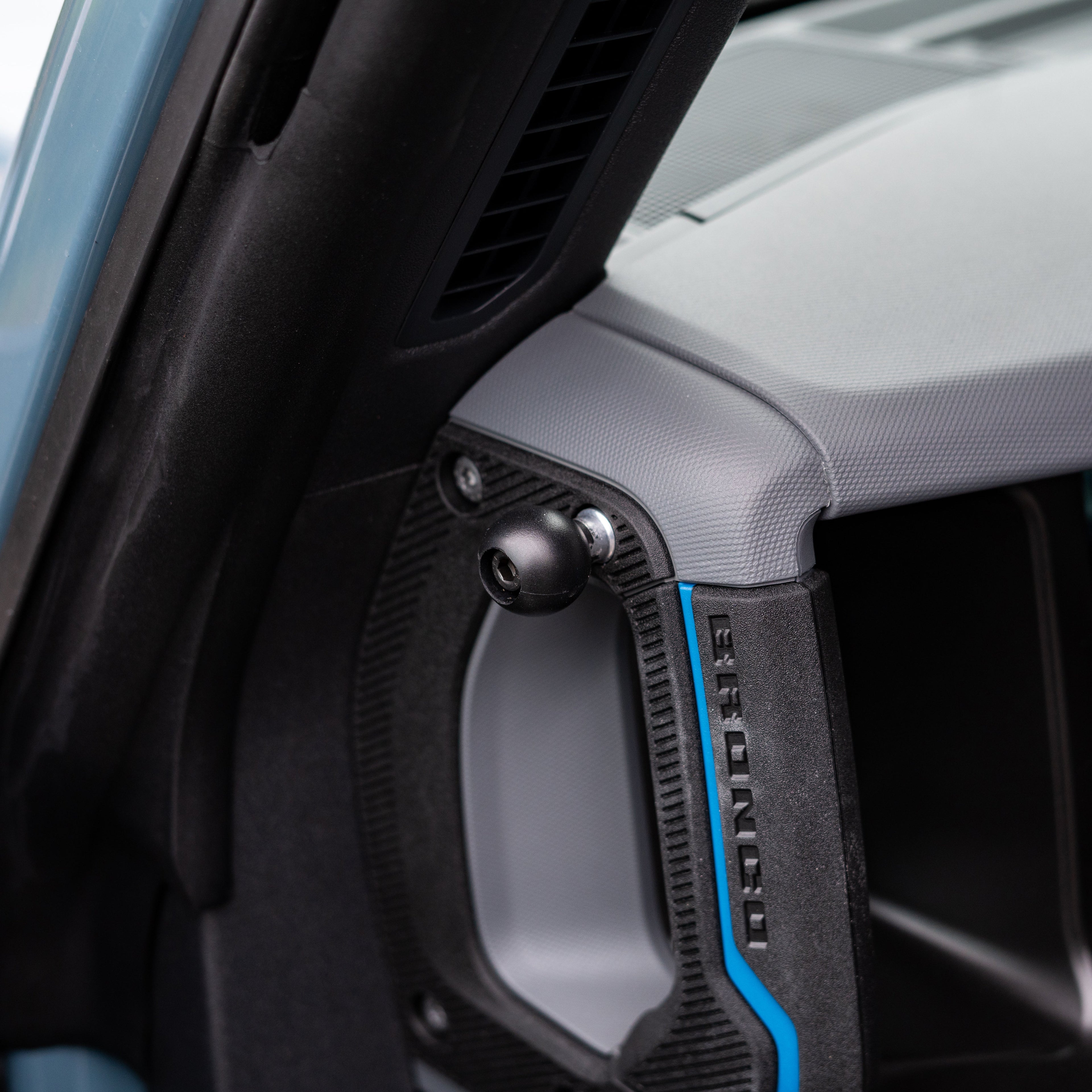 RAM-B-186-M6-PD4U:RAM-B-186-M6-PD4U_1:RAM® Quick-Grip™ XL Phone Mount with Grab Handle & A-Pillar M6 Bolt Base