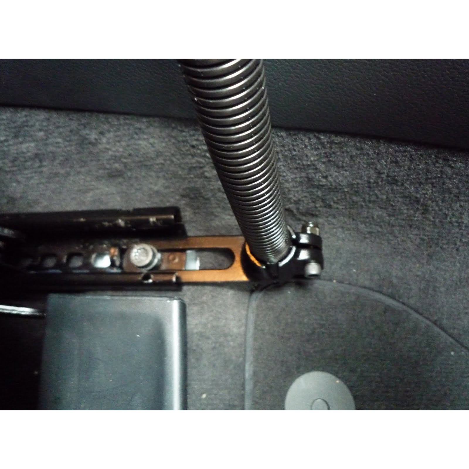 RAM-B-316-1-202U:RAM-B-316-1-202U_1:RAM® Pod™ I Vehicle Mount with 18" Aluminum Rod and Round Plate - B Size