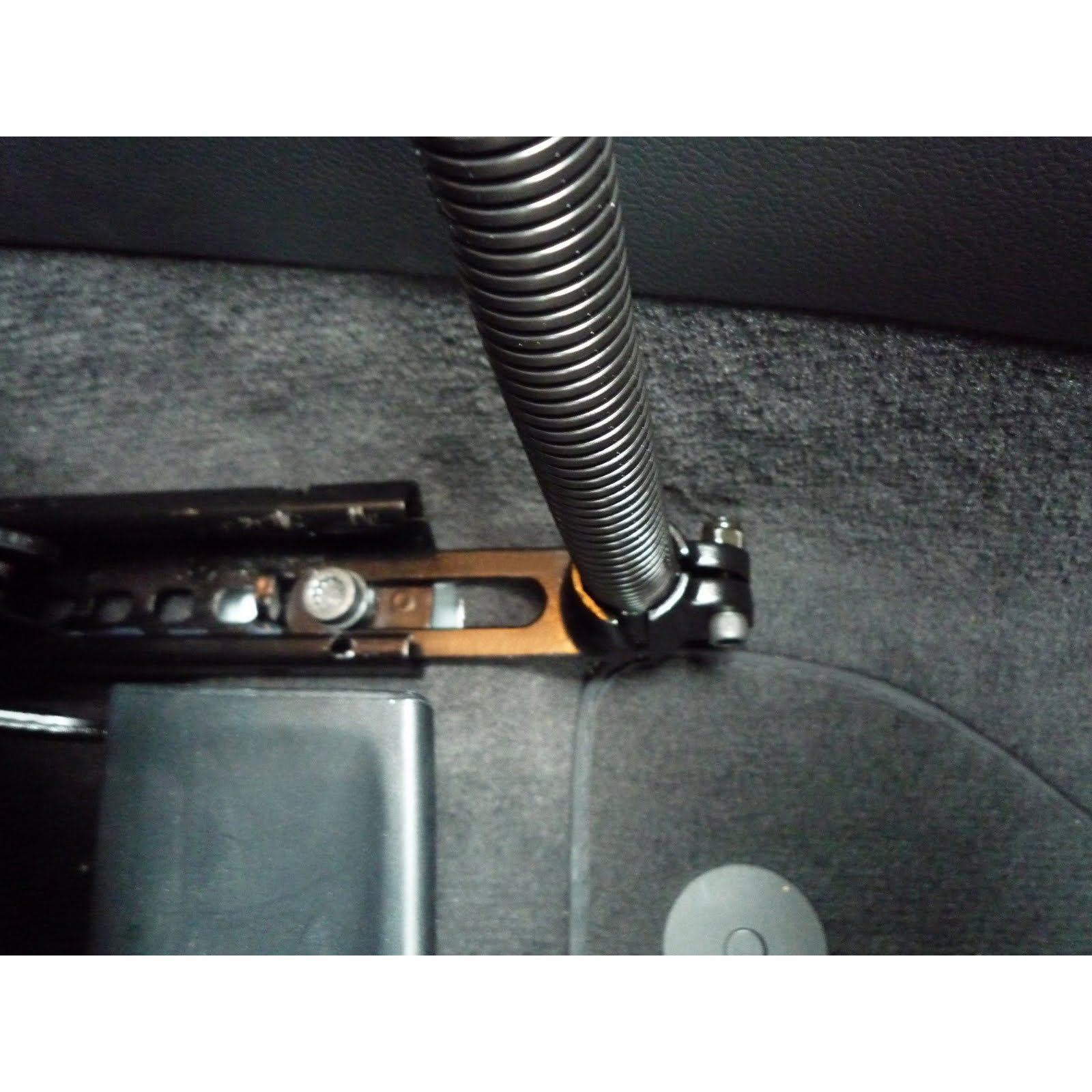 RAM-B-316-1U:RAM-B-316-1U_1:RAM® Pod™ I Vehicle Mount with 18" Rod and Socket Arm