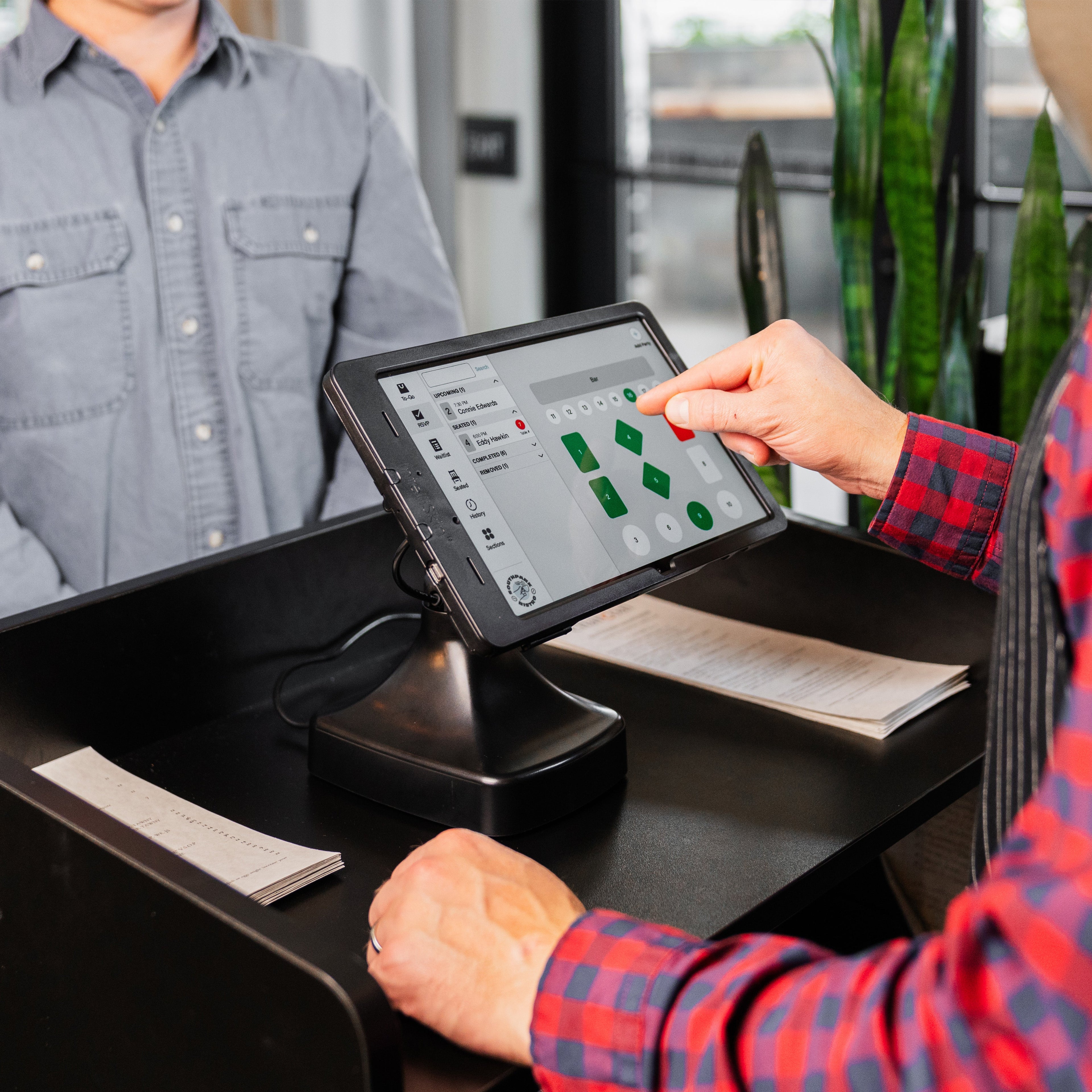 RAM-GDS-DOCKL-D14-U5C:RAM-GDS-DOCKL-D14-U5C_1:GDS® Uni-Conn™ Powered Locking Tilt & Swivel Dock with USB-C