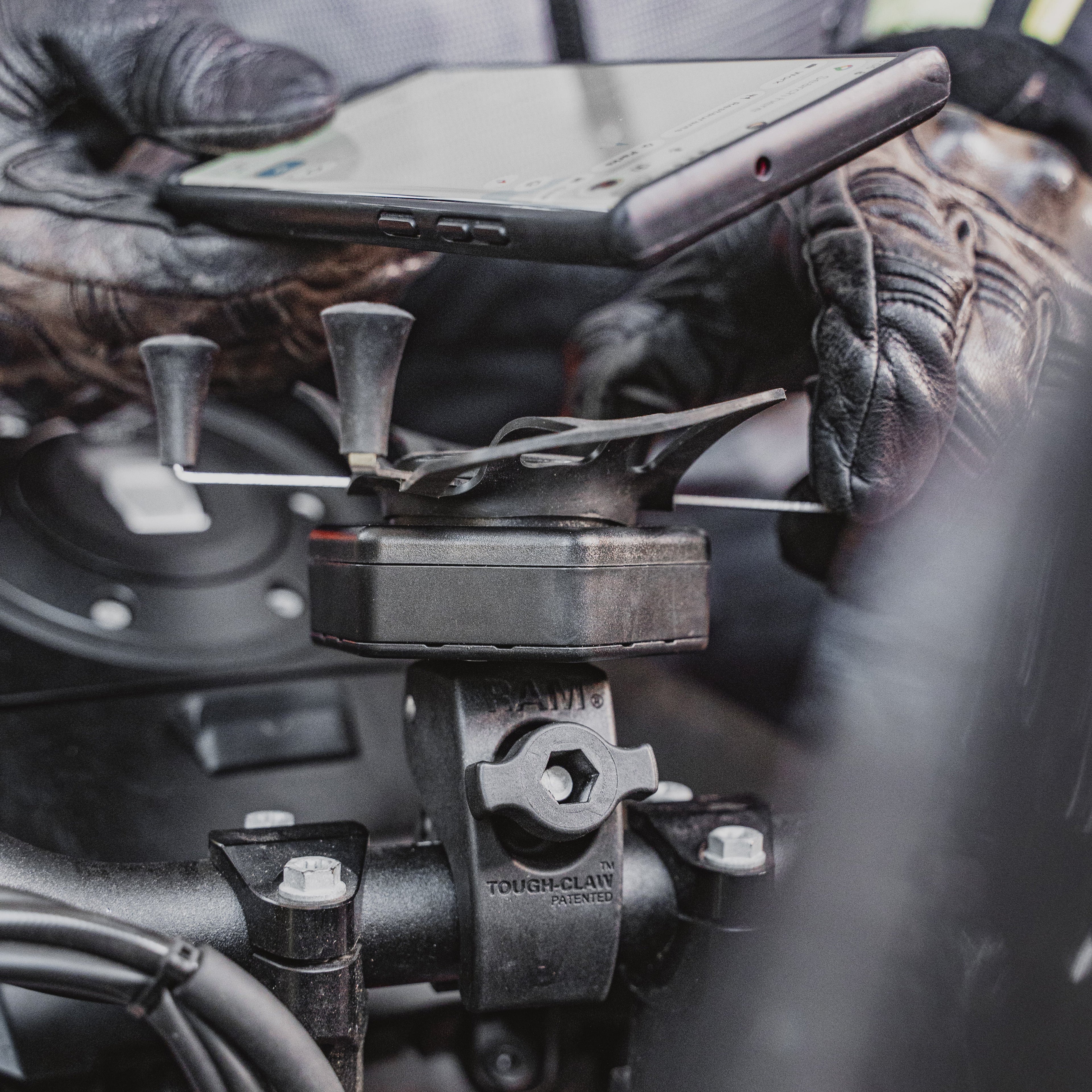 RAM-HOL-UN10-462-400:RAM-HOL-UN10-462-400_1:RAM® X-Grip® Large Phone Mount with Vibe-Safe™ & Small Tough-Claw™