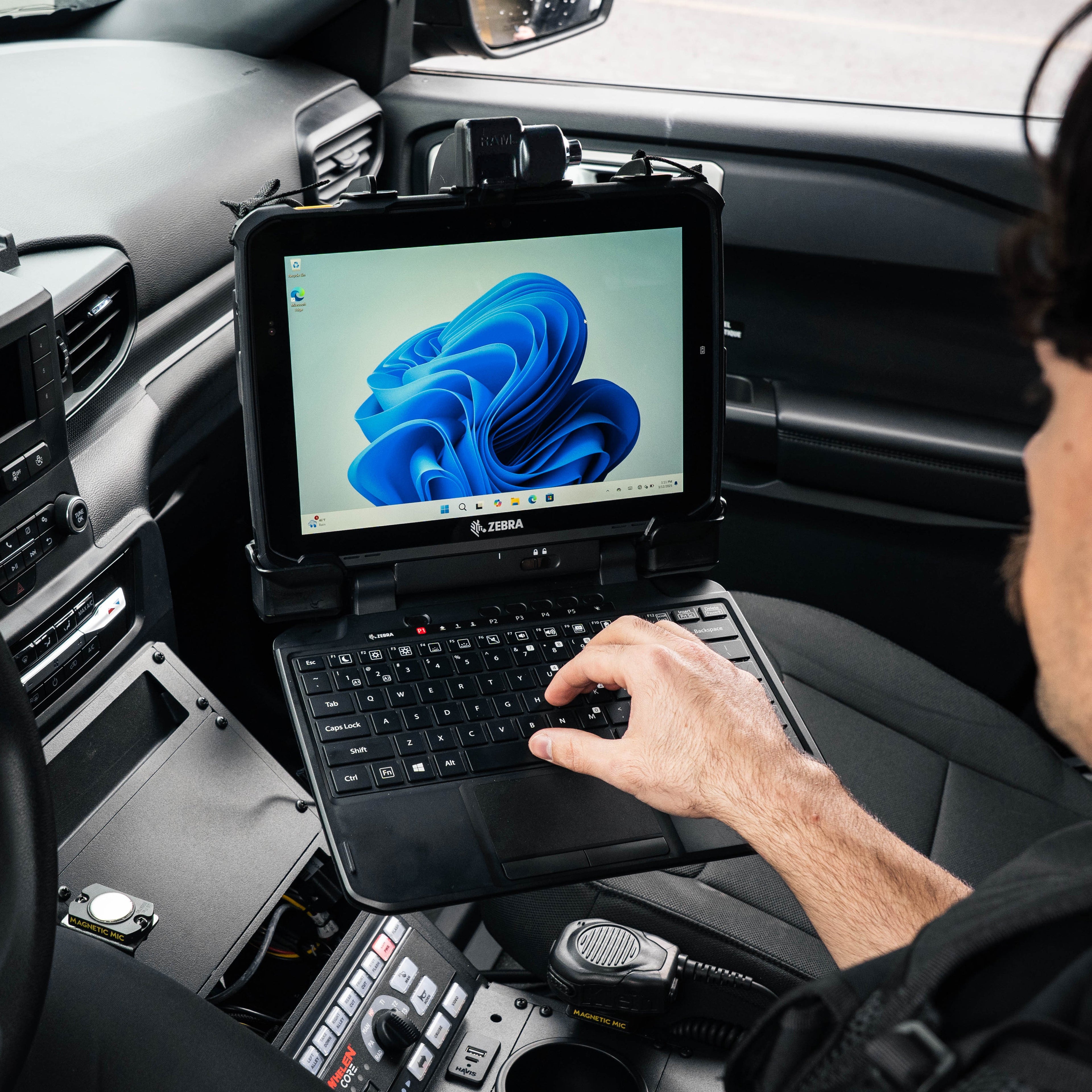 RAM-HOL-ZE22PLU:RAM-HOL-ZE22PLU_1:RAM® Powered Locking Dock for Zebra ET8x 2-in-1 Tablet