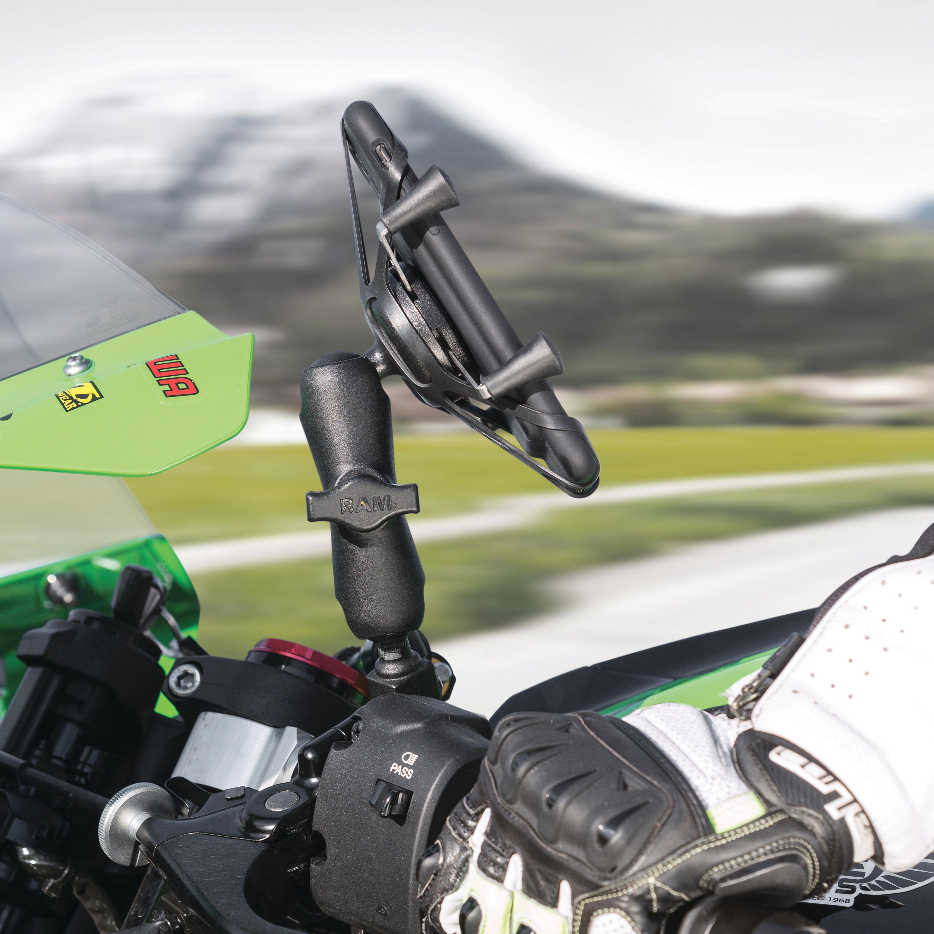 RAP-HOL-UN7B-201U:RAP-HOL-UN7B-201U_1:RAM® X-Grip® Phone Holder with Composite Double Socket Arm